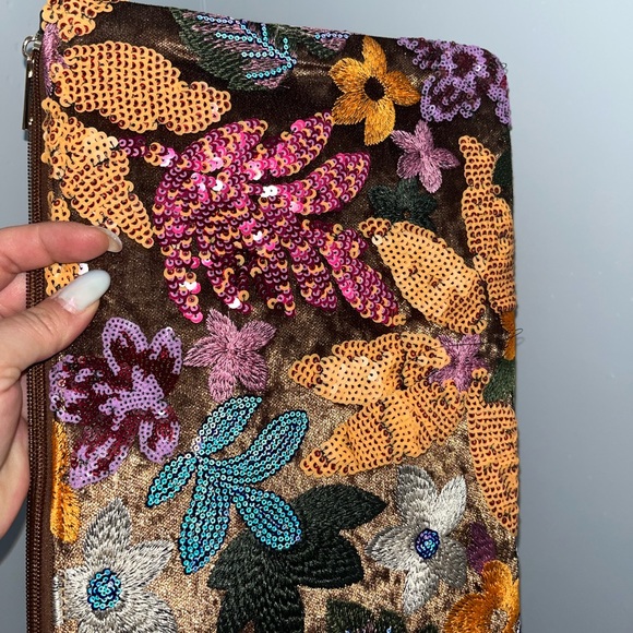 Floral sequin oversized wristlet clutch bag - Picture 5 of 5